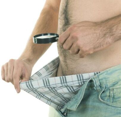 vyras apžiūri savo penį ir nori jį padidinti